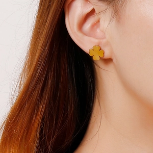 Élégante boucle d'oreille trèfle en plaqué or rose 18 carats portée sur une oreille