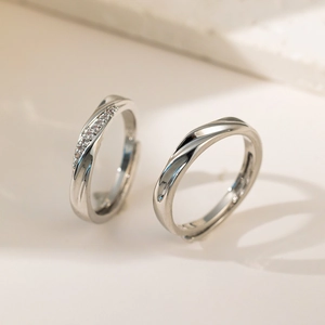 Détail de bagues de couple avec incrustation de zircon 3A et design ondulé en argent