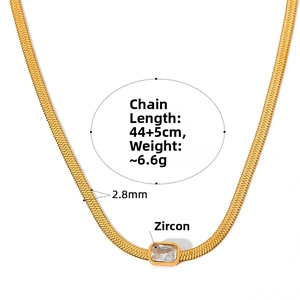 Dettaglio della collana a catena serpente dorata con zircone e misura di 44+5cm