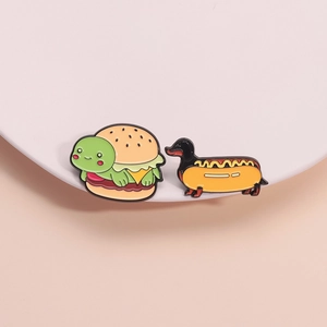Broches en émail mignonnes avec burger tortue et hot-dog teckel sur plateau blanc