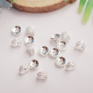 Macro-opname van verzilverde afstandskralen met zirkonia voor DIY-sieraden maken