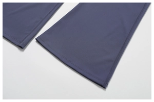 Detailansicht der Flatlock-Nähte am Saum der dunkelblauen Yoga-Hose für Fitness