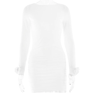 Détail de la mini-robe blanche à manches longues avec plis et poignets à volants