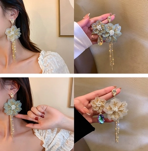 Detalle de pendientes florales con pétalos de seda y perlas brillantes