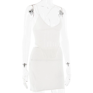 Détail de l'ensemble deux pièces en tricot blanc montrant la texture côtelée