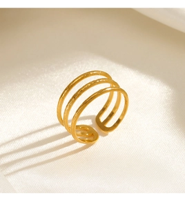 Detail eines 18K vergoldeten dreilagigen Edelstahlrings mit Hammerschlag auf Seide