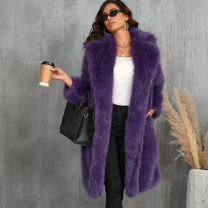 Elegante cappotto lungo in pelliccia sintetica viola con risvolto spesso per l'inverno