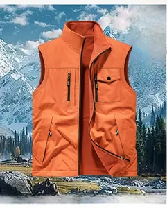 Detailansicht der orangefarbenen Outdoor-Weste mit Fleece-Futter und vielen Taschen