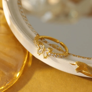 Goldener Schmetterling Ring mit funkelnden Zirkonia auf elegantem Reliefrahmen