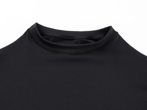 Close-up of the high-elastic neck stitching and fabric texture of the black slim-fit T-shirt