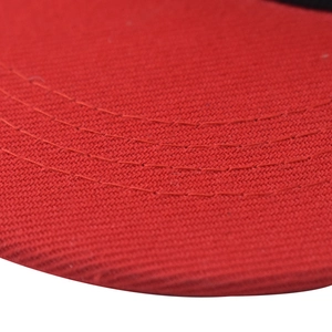 Nahaufnahme der roten Twill-Baumwoll-Mütze mit dreifach verstärkten Nähten am Schirm