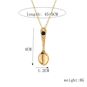 Goldene Löffel-Halskette mit schwarzem Edelstein und detaillierten Größenangaben