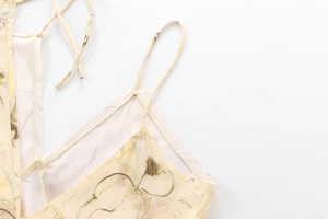 Détail des bretelles licou et de l'imprimé floral sur une robe longue d'été