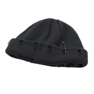 Berretto in maglia nera stile hip-hop con anelli metallici e spilla da balia decorativa