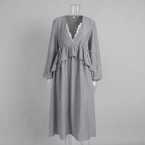 Détail de robe grise à col en V avec bordure en dentelle et taille à volants