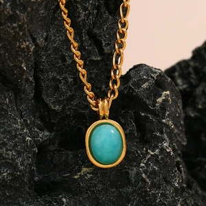 Collana elegante in oro 18K con ciondolo in amazzonite ovale su roccia lavica nera