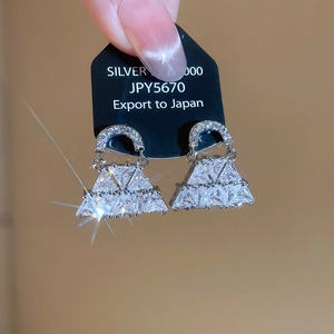 Macro di orecchini in argento a forma di borsa con zirconi cubici incastonati a mano