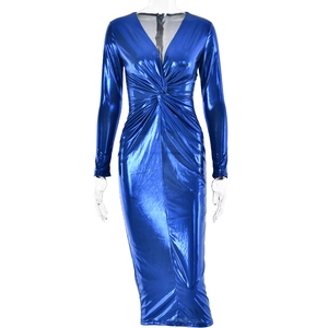 Détail de la robe maxi bleu métallisé à col en V, manches longues et nœud à la taille