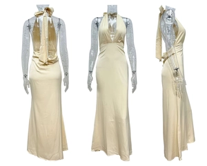 Détail d'une robe longue en satin jaune clair avec dos nu et coupe ajustée élégante
