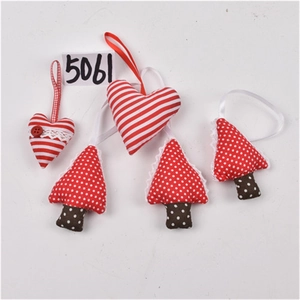Dettaglio di un set di decorazioni natalizie in tessuto a forma di cuore e albero