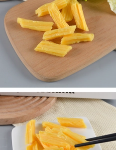 Detalle de llavero realista de piel de tofu en tabla de madera con palillos chinos negros