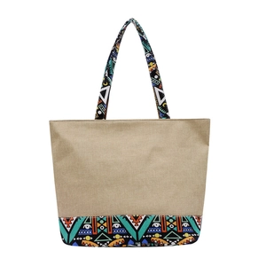 Borsa tote in tela beige stile etnico con motivi geometrici colorati sui manici