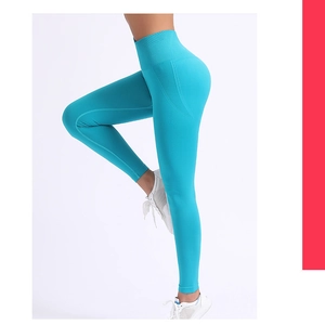 Dettaglio dei leggings yoga senza cuciture a vita alta con trama a maglia e cucitura push-up