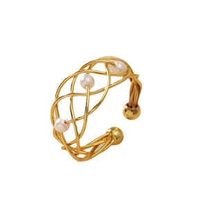 Crossed golden woven ring with pearls in a minimalist and elegant open geometric design
