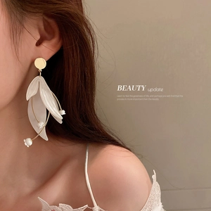 Elegante Maiglöckchen-Ohrhänger mit weißen Blüten und Goldstiel an einem Modell