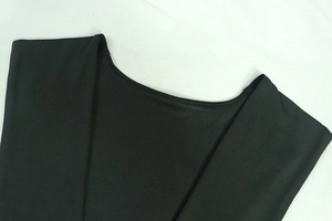 Détail de l'encolure en U et des coutures d'épaule sur le tissu d'une combinaison noire