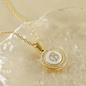 Collier en acier inoxydable doré avec pendentif rond en nacre, lettre B et cristaux