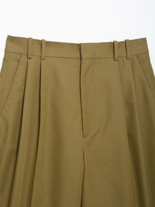 Detail of olive cargo set waist with classic double pleats and belt loops design