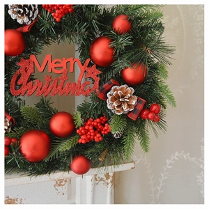 Detail von Weihnachtskranz mit roten Beeren, Tannenzapfen und Merry Christmas Schild