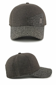 Detailansicht der dunkelgrauen Winter-Basecap mit Strickgewebe und seitlichem Logo-Patch aus Leder