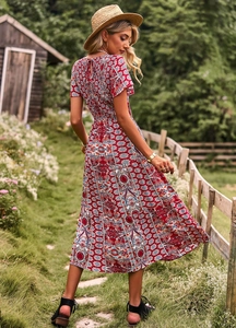 Photo en extérieur d'une robe midi bohème rouge pour femme avec motif floral à taille haute