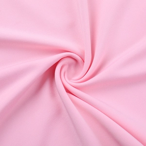 Dettaglio ravvicinato della trama in maglia a coste rosa con fibre di alta qualità