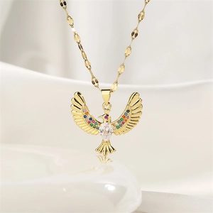 Détail macro du pendentif aigle doré avec zircons colorés et chaîne élégante