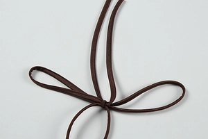 Détail macro du tissu en maille marron foncé avec conception de lanières