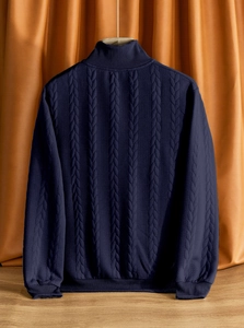 Dettaglio della maglia a trecce e trama a nido d'ape blu navy sul retro del maglione a maniche