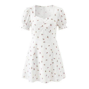 Detailansicht der roten Blumen-Puffärmel und des Karree-Ausschnitts am weißen Kleid