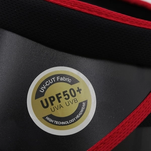 Gros plan détaillé de l'autocollant de protection UV UPF 50+ sur une visière solaire noire