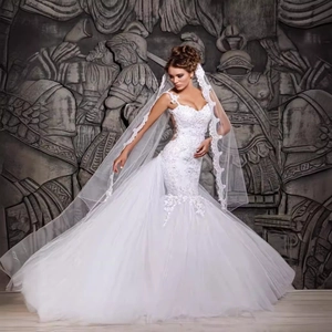 Robe de mariée sirène élégante avec col en V, bretelles en dentelle et longue traîne