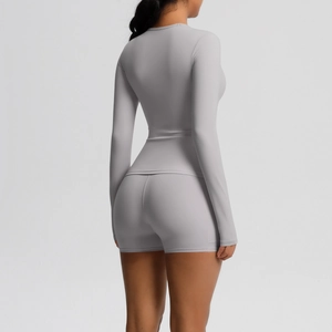 Détail d'ensemble de sport gris avec short taille haute et haut moulant à manches