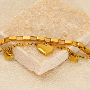 Bracelet double épaisseur en acier titane avec pendentifs cœurs dorés sur une pierre