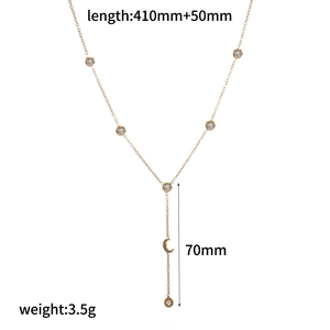 Vue détaillée montrant la longueur 410mm+50mm et pendentif lune sur collier or rose