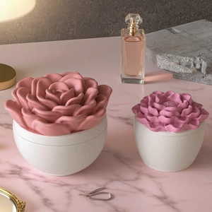 Detailansicht der Blumen-Aufbewahrungsboxen aus Harz mit Rose und Kamelie Deckeln