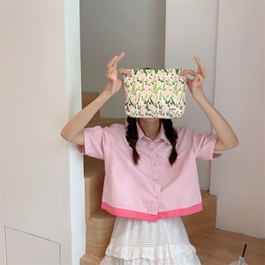 Detail of tulip floral canvas toiletry bag with zipper and Sozakka woven label