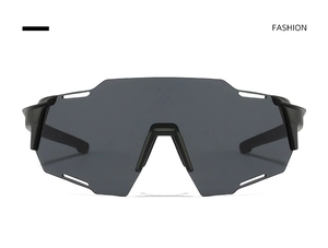 Détail de lunettes de vélo noires avec verre gris monobloc et fentes d'aération antibuée
