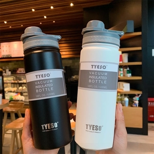 Close-up of 530ml matte stainless steel insulated water bottles in black and white