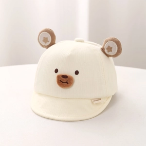 Détail du chapeau de soleil pour bébé crème avec oreilles d'ours et texture rayée